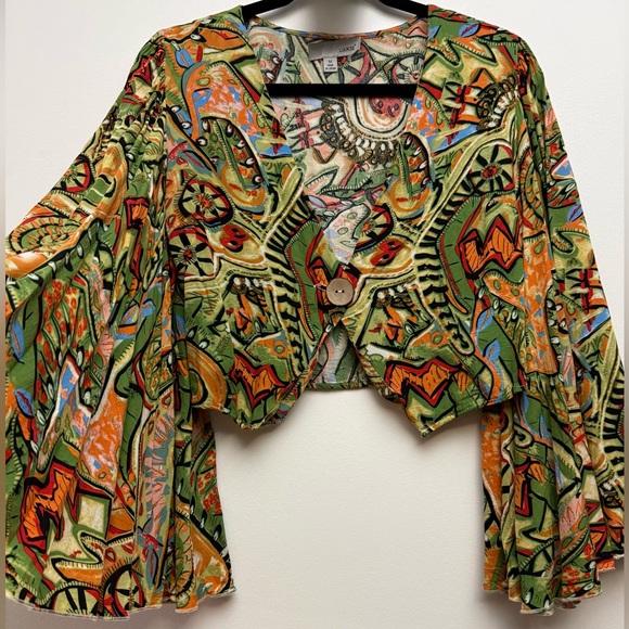Luukse Tops - #11- Luukse Abstract Multi-Color Crop Top with Large Bell Sleeves
PTP 18”
L 16”